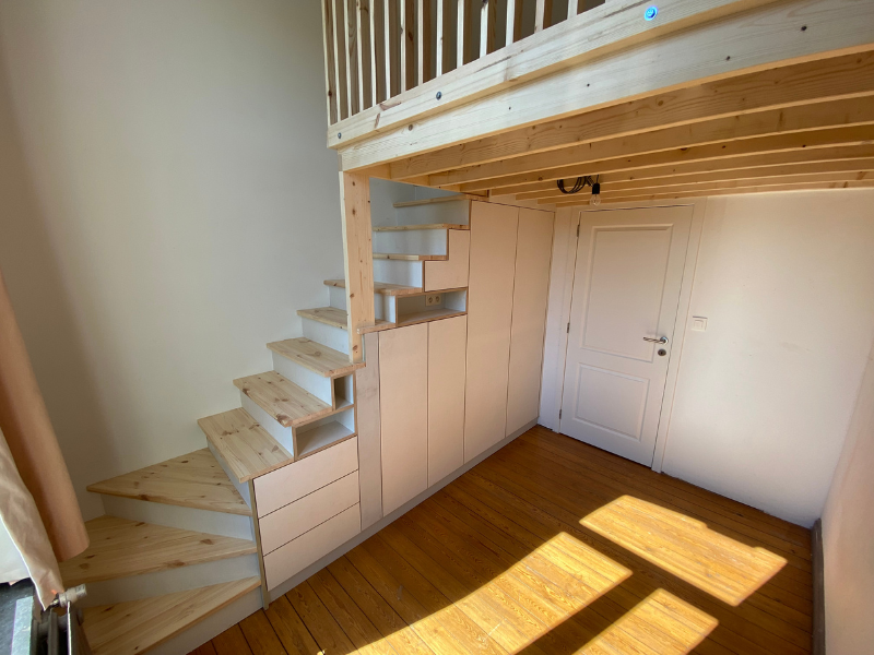 Mobilier avec escalier incorporé et mezzanine